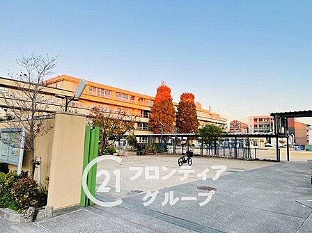 尼崎市立武庫小学校 徒歩11分。 840m