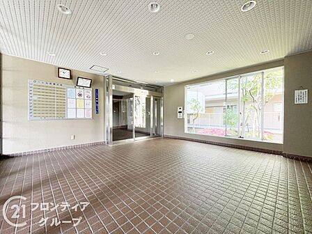 明るい光が差し込む開放的なロビーで、待ち合わせの時間もゆったりと優雅に過ごせそうですね!心地よい静寂に包まれた上質な空間は、忙しい日常をふっと忘れさせてくれる大切なリラクゼーションの場となります