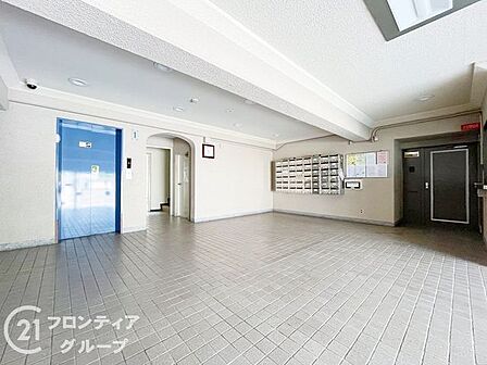 機能的なロビーで、住む人が快適に過ごせるよう配慮されています