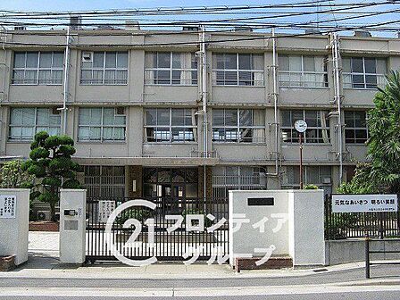 大阪市立西淀中学校 徒歩7分。 560m