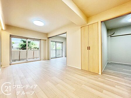 窓から差し込む陽光が柔らかな空間を作り出すリビングです。開放感あふれる設計は家具の配置も思いのままで、家族が自然と集まりたくなりそうな温かみに満ちた心地よい住空間が広がっています