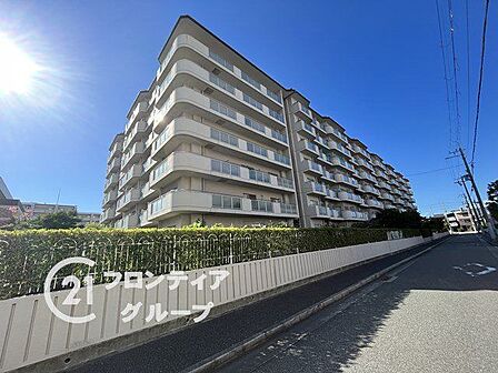 植栽の緑に包まれた開放感あふれる建物は、まるでリゾートのような心地よさを感じさせますね！青い空とのコントラストが美しく、この場所で始まる新しい暮らしへの期待が自然と膨らんでいくのを感じます