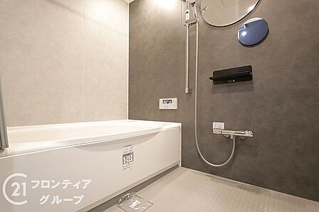 一日の疲れを優しく解きほぐしてくれる清潔感あふれるバスルーム。ゆったりとした浴槽に身を委ねれば、心身ともにリフレッシュできる極上のリラックスタイムが訪れます。お手入れのしやすさも魅力の一つです
