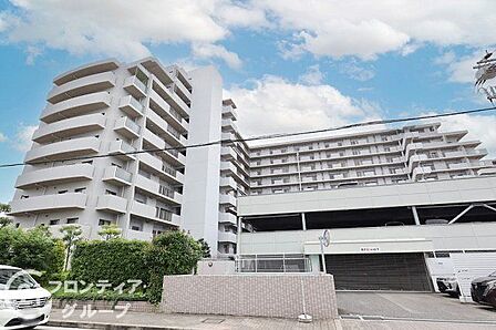 洗練された都心の空に映えるスタイリッシュな外観デザイン。日々の帰宅が誇らしくなるような上質な佇まいが住まう方のステータスを象徴します。エントランスへと続くアプローチも気品に満ち溢れています