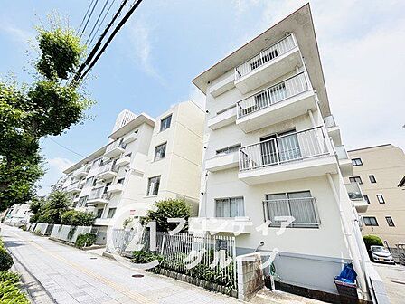 青空に映える白を基調としたすっきりとした佇まいがとても素敵ですね!街並みに美しく調和する落ち着いたフォルムが毎日の帰宅を誇らしい気持ちにさせてくれます
