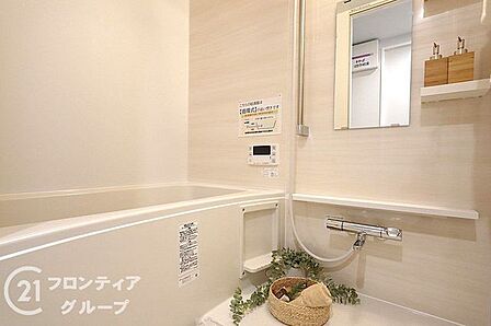 すっきりとした美しいデザインと、清潔感に満ちた内装が際立つ爽やかなバスルーム!ゆとりある浴槽で心地よい温もりに包まれながら、心身ともに毎日軽やかにリフレッシュ!
