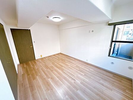 【洋室8帖】家族の分だけお部屋の使い方も様々。寝室以外にも書斎や収納部屋としても使えそうですね。