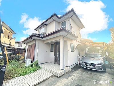 外観：〜閑静な住宅街の立地〜 ・周辺は閑静な住宅街となっておりますので、静かな暮らしをご実現いただけます。 ・前面道路の交通量も多くないので、小さなお子様がいるご家庭でもご安心ですね。 