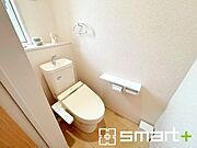 〜やはり便利なタンク式トイレ〜 ・最近はタンクレストイレもございますが、タンク式の場合は停電時もお水を流すことが可能。 ・故障時なども比較的費用が安くなるなど、メリットが多くなります。 