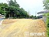 駐車場：～駐車場は複数台分ご用意～ ・駐車場は十分すぎる広さがございますので、車通勤の方や複数台お持ちの方にもお勧めのお住まいです。 ・ご来客の際も安心の余裕の敷地です。 