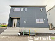 ～シックな色彩の外観を採用～ ・外壁に濃い色を採用する事でモダンな印象のシックな外観となっております。 ・高級感も出るので毎日家に帰るのが誇らしくなります。ぜひ現地でご確認くださいませ。 