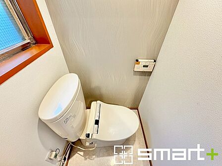 ～やはり便利なタンク式トイレ～ ・最近はタンクレストイレもございますが、タンク式の場合は停電時もお水を流すことが可能。 ・故障時なども比較的費用が安くなるなど、メリットが多くなります。 