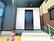 ～お住まいの顔「玄関」～ ・玄関ドアの上にはもちろん軒がございますので、雨の日でも濡れずに鍵の開閉が可能です。 ・鍵は防犯性に優れたディンプルキーを採用。 