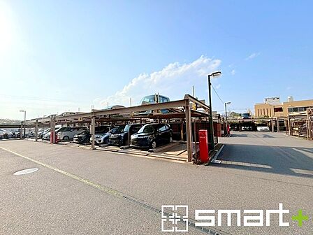 ~敷地内に駐車場をご用意~ ・敷地内に収容力に優れた機械式駐車場がございますので、お車をお持ちの方も是非ご検討ください。 ・空き状況のご確認などもお気軽にどうぞ。