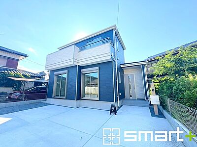 外観:~シックな色彩の外観を採用~ ・外壁に濃い色を採用する事でモダンな印象のシックな外観となっております。 ・高級感も出るので毎日家に帰るのが誇らしくなります。ぜひ現地でご確認くださいませ。 外観:~シックな色彩の外観を採用~ ・外壁に濃い色を採用する事でモダンな印象のシックな外観となっております。 ・高級感も出るので毎日家に帰るのが誇らしくなります。ぜひ現地でご確認くださいませ。