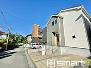 ～閑静な住宅街の立地～ ・周辺は閑静な住宅街となっておりますので、静かな暮らしをご実現いただけます。 ・前面道路の交通量も多くないので、小さなお子様がいるご家庭でもご安心ですね。 