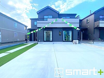 外観:~シックな色彩の外観を採用~ ・外壁に濃い色を採用する事でモダンな印象のシックな外観となっております。 ・高級感も出るので毎日家に帰るのが誇らしくなります。ぜひ現地でご確認くださいませ。 外観:~シックな色彩の外観を採用~ ・外壁に濃い色を採用する事でモダンな印象のシックな外観となっております。 ・高級感も出るので毎日家に帰るのが誇らしくなります。ぜひ現地でご確認くださいませ。