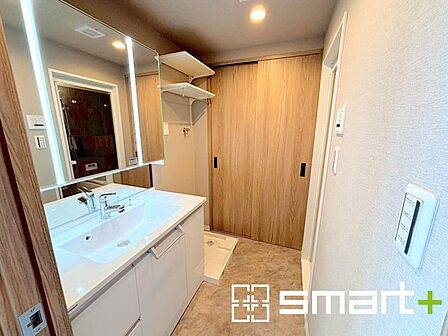~シャワー付き洗面台を採用~ ・洗面台の蛇口がホースで伸びシャワーとしてご利用可能。 ・朝の寝ぐせ直しなどにシャワーを使いたい時、洗面台の掃除をする際にも便利にお使いいただけますよ。