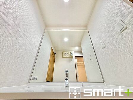 ~シャワー付き洗面化粧台~ ・新品交換した洗面化粧台はシャワー付きなので、寝ぐせ直しや洗面ボウルのお掃除にも便利です。