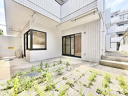 ～無償のテラス付き～ ・1階ならではの専用庭があるのは嬉しいですね。 ・お子様の遊び場、アウトドアなどライフスタイルに合った活用方法を楽しめます。 