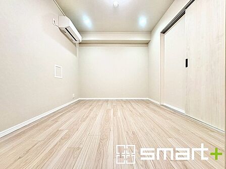 ～収納豊富な洋室～ ・各居室に備え付けの収納をご用意。タンスなどを置く場合と比べ出っ張らないので部屋の中を有効のご活用いただけます。 ・収納の広さなどぜひ現地でご確認くださいませ。 