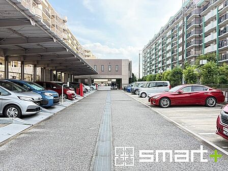 ~敷地内に駐車場をご用意~ ・敷地内に収容力に優れた機械式駐車場がございますので、お車をお持ちの方も是非ご検討ください。 ・空き状況のご確認などもお気軽にどうぞ。
