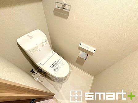 ~新品交換済みのトイレ~ ・温水洗浄機能付きに新品交換済みなので快適ですね。 ・トイレットペーパーや掃除用具などもしまえる収納付き。