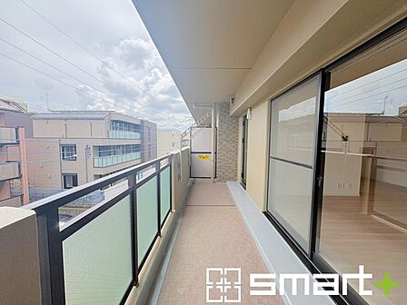 ~洗濯物も干しやすいバルコニー~ ・陽当たり良好な南側のバルコニーは毎日のお洗濯に大活躍。 ・物干し竿受けが標準装備されているのですぐにお使いいただけます。