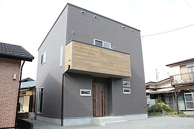 外観：※類似物の参考画像です。取引する建物とは外壁の色、玄関ドアのデザインが異なります。