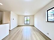 明るい陽光が注ぎ、寛ぎの雰囲気に満たされるリビング・ダイニング。 