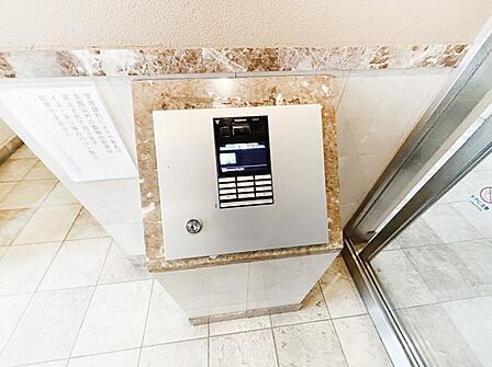エントランスには居住者の方も安心なオートロックを採用!