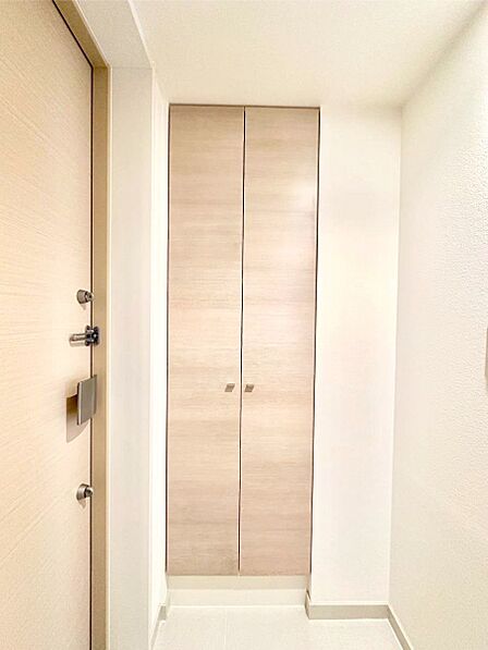 たっぷり収納できるシューズボックスで家族全員の靴も、玄関すっきり。