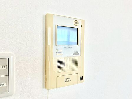 訪問者が一目でわかる安心のTVモニター付きインターホン。