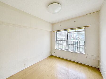 窓からのやさしい光が心地よいプライベートルーム