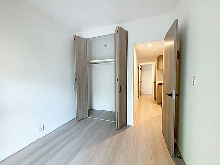 お子さまのお部屋としても!衣類の整理整頓に便利なクローゼット付きの洋室。