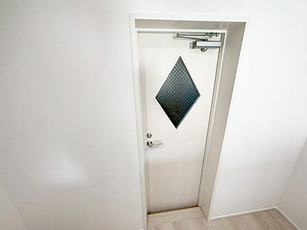 キッチン後ろにも扉があり、お買い物の後の片付けにも便利ですね