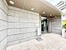エントランス：住居者や来訪者を気持ちよくお出迎え。落ち着いた雰囲気のエントランス