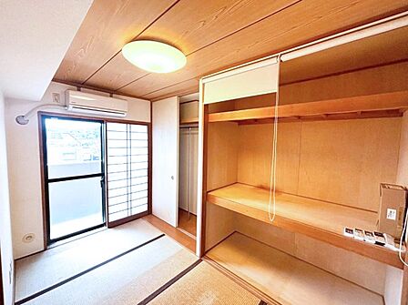 クローゼットと押入れをダブルで完備。洋服も布団もすっきり収まる大容量収納。