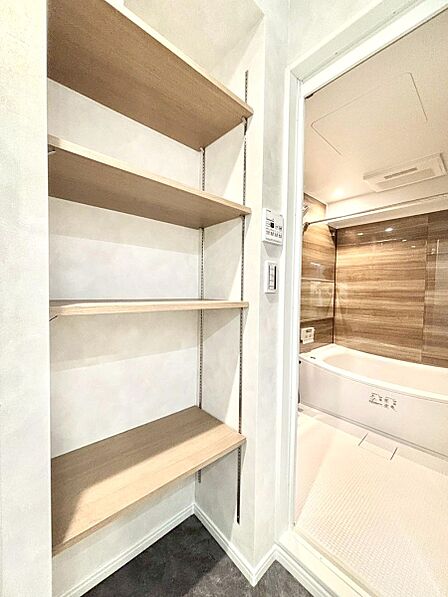 便利なリネン庫で、スッキリした使いやすい洗面室に