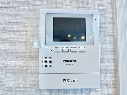 訪問者が一目でわかる安心のTVモニター付きインターホン。