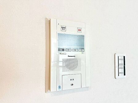 訪問者が一目でわかる安心のＴＶモニター付きインターホン。   
