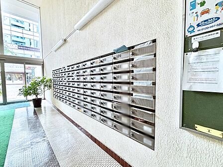 ポストはエントランス内にあるので雨に濡れず郵便が受け取れますね!
