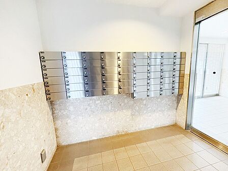 ポストはエントランス内にあるので雨に濡れず郵便が受け取れます!