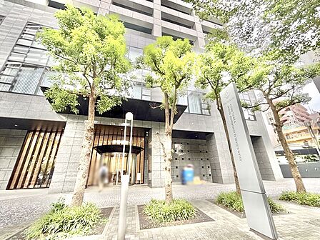 外観 綺麗なエントランスは、居住者を優しく迎えいれてくれます