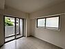 室内：爽やかな日差しがお部屋全体を優しく包み込んでくれます