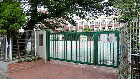 小学校 98m 新宿区立市谷小学校