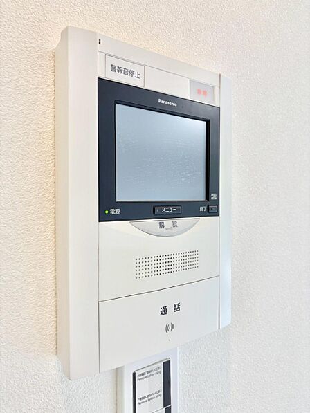 訪問者が一目でわかる安心のTVモニター付きインターホン。