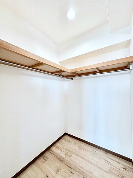 衣類をハンガーに掛けたまま収納できるWIC。衣類の整理整頓がしやすくて便利です!