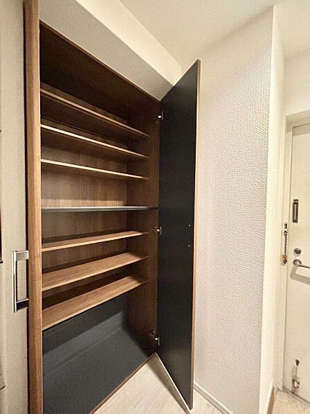 収納力ある下駄箱の活用で玄関廻りはいつでもスッキリ 　※一部CG加工