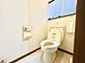 トイレ：明るく清潔感のあるトイレです。 